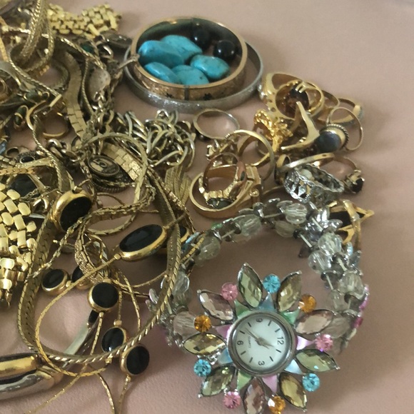 Huge costume jewelry lot. Lots of vintage pieces. - Picture 4 of 6